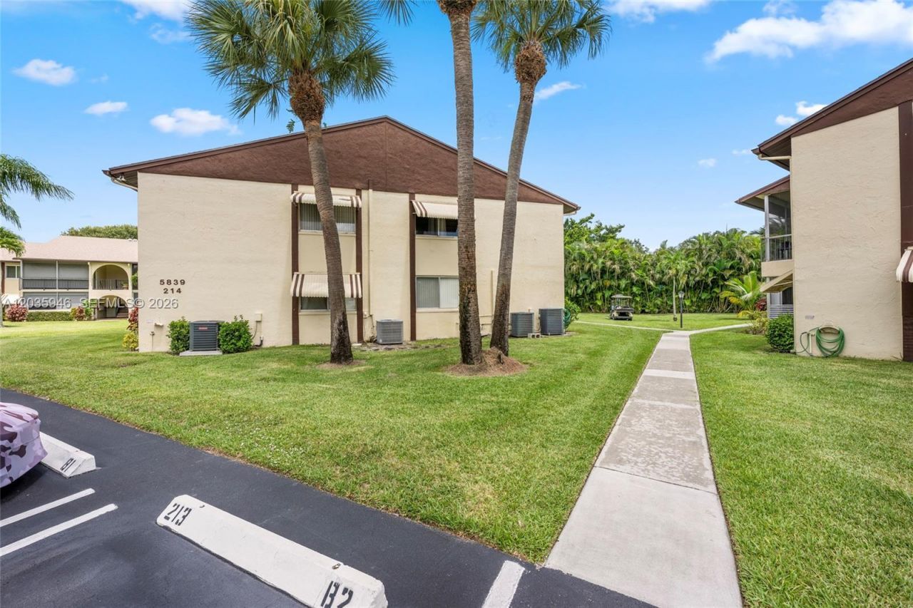 5839 La Pinata Blvd , Unit C-2, Greenacres, FL 33463 Photo