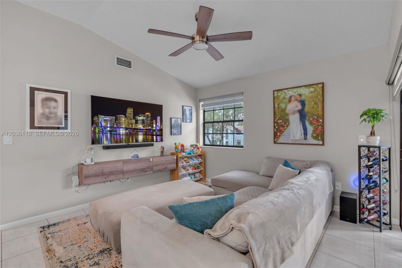 12026 NW 11th St, Unit 12026, Pembroke Pines, FL 33026 Photo