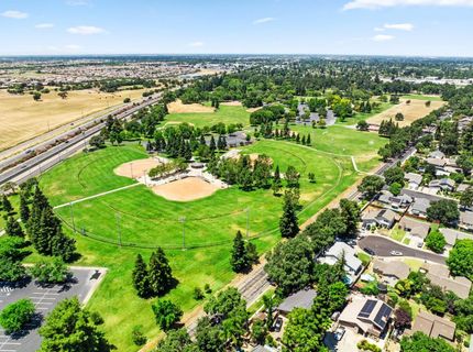 8936 Castle Park Dr, Elk Grove, CA 95624 Photo