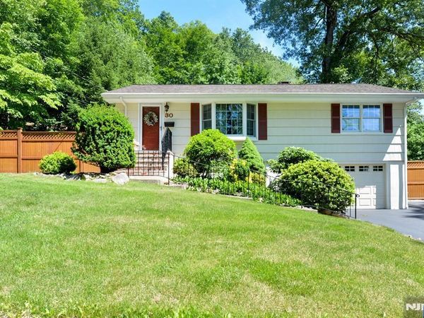 30 Knolls, BLOOMINGDALE, NJ 07403