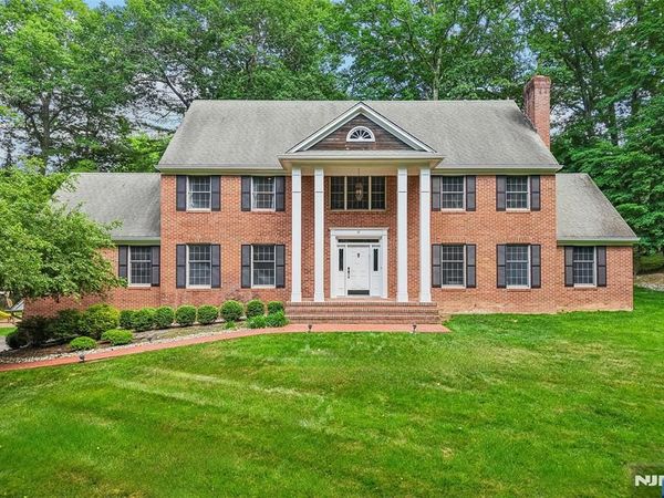 10 Wood Hollow Trail, Upper Saddle River, NJ 07458