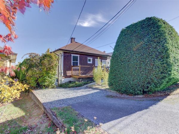 58 Pine St, Nanaimo, BC V9R 2B2