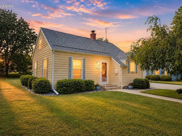 305 North Ave, Hartland, WI 53029