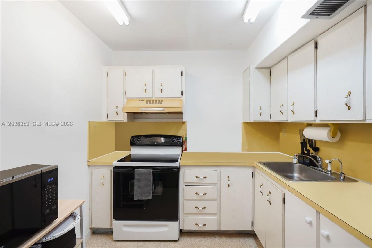 250 180th Dr, Unit 407, Sunny Isles Beach, FL 33160 Photo