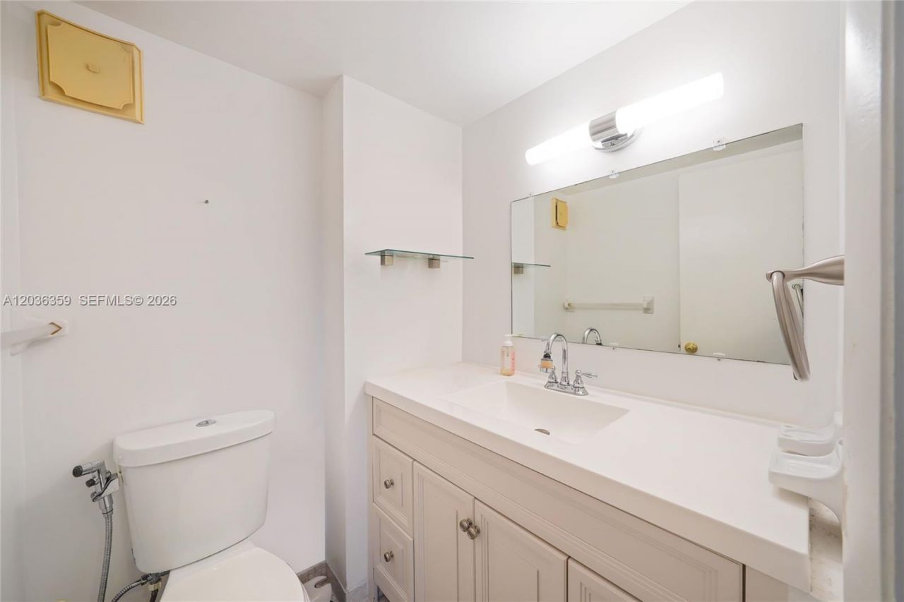 250 180th Dr, Unit 407, Sunny Isles Beach, FL 33160 Photo