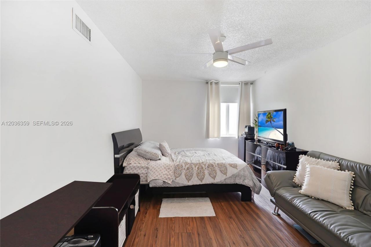 250 180th Dr, Unit 407, Sunny Isles Beach, FL 33160 Photo