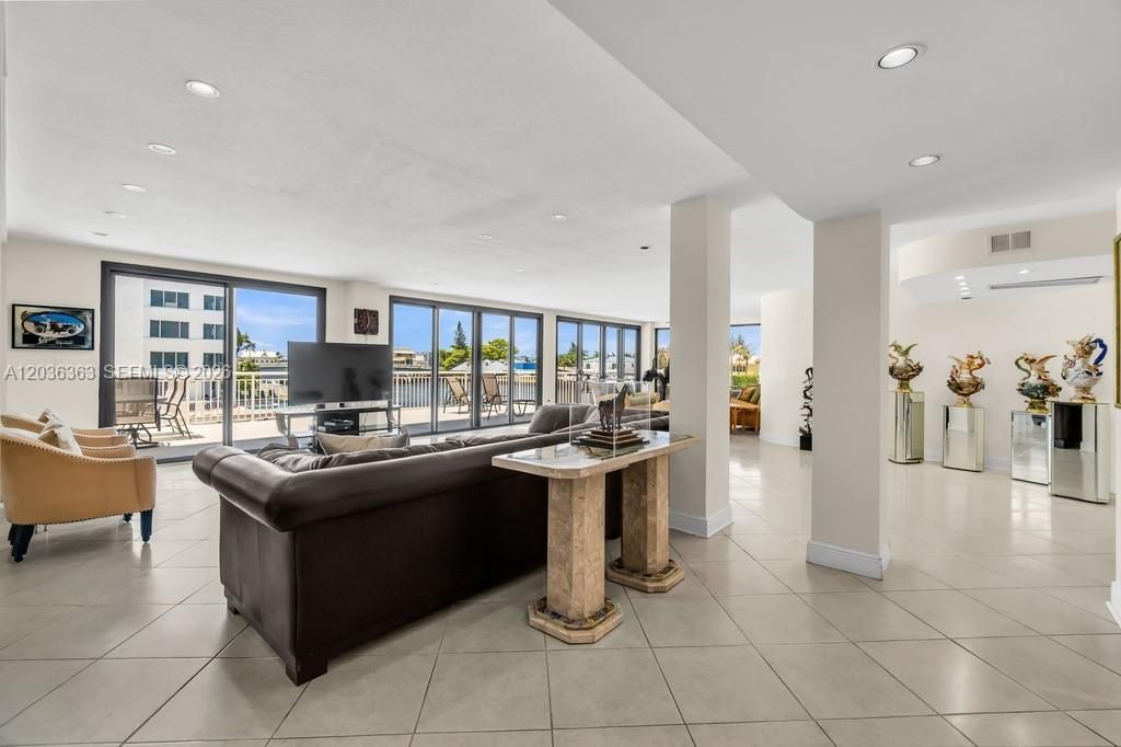 3100 NE 48th St, Unit 212, Fort Lauderdale, FL 33308 Photo