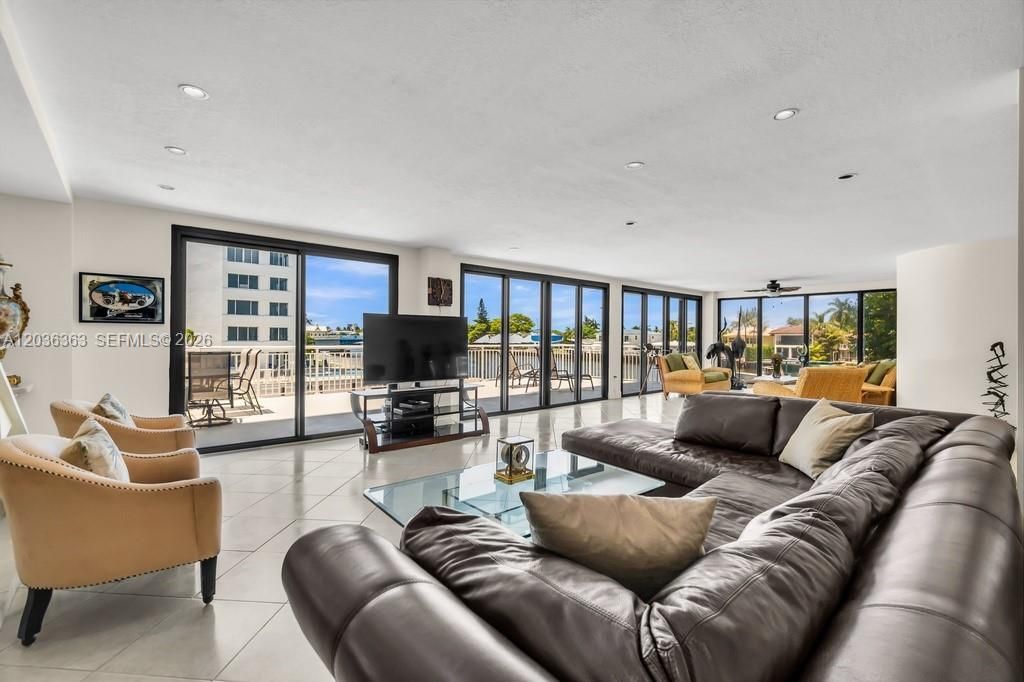 3100 NE 48th St, Unit 212, Fort Lauderdale, FL 33308 Photo