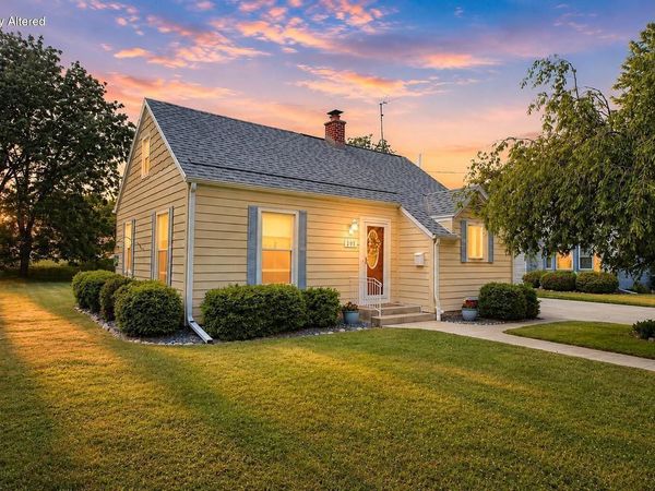 305 North AVENUE, Hartland, WI 53029