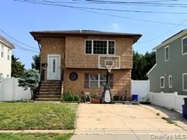 23 W Alhambra Avenue , Lindenhurst, NY 11757