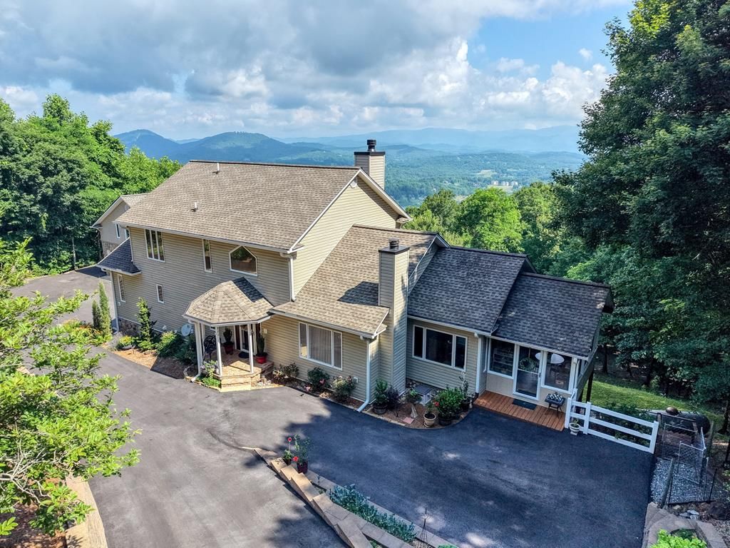 880 Locust Trail, Hiawassee, GA 30546 Main Photo