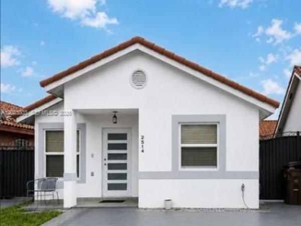 2514 W 74th St , Hialeah, FL 33016