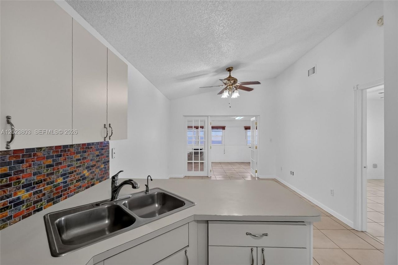 2514 W 74th St, Hialeah, FL 33016 Photo