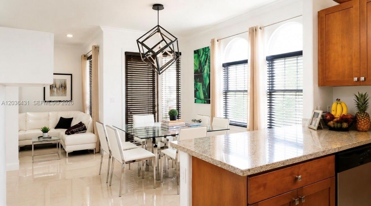 10012 NW 7th St , Unit 111, Miami, FL 33172 Photo