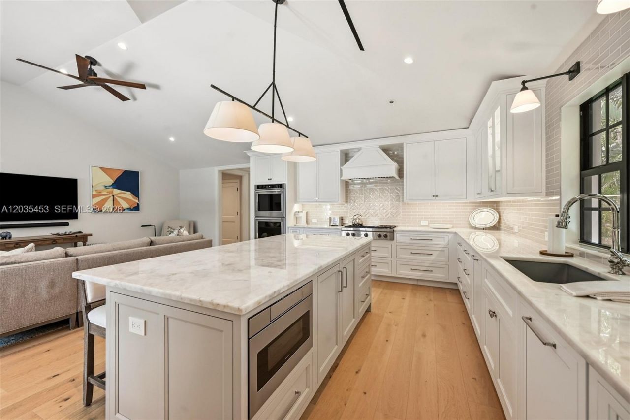 135 Chilean Ave, Palm Beach, FL 33480 Photo