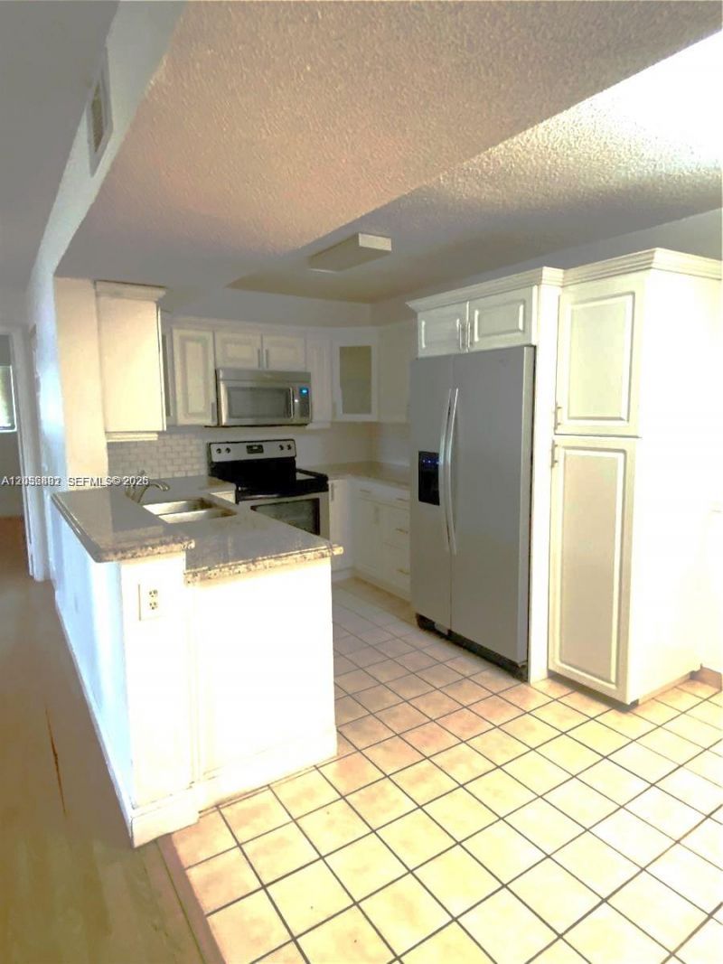 300 W Palm Cir W, Unit 208, Pembroke Pines, FL 33025 Photo