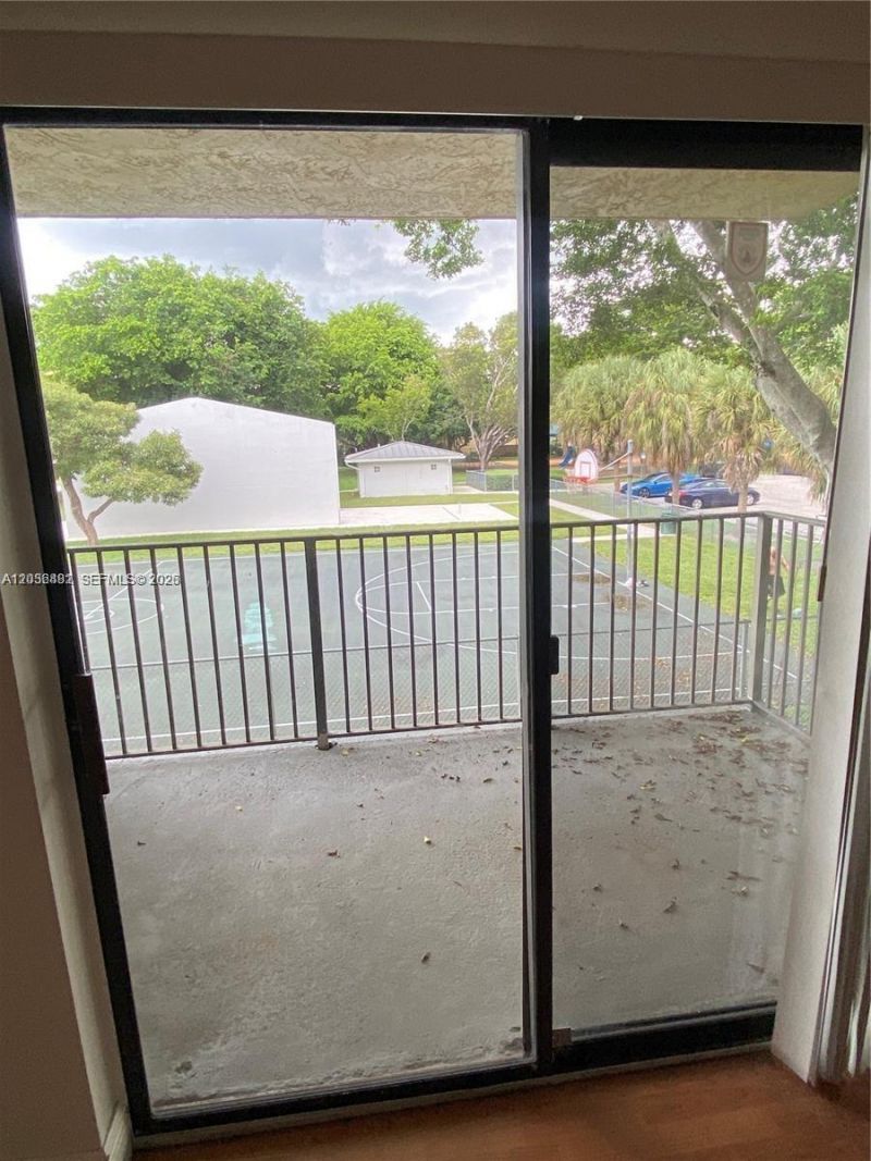 300 W Palm Cir W, Unit 208, Pembroke Pines, FL 33025 Photo