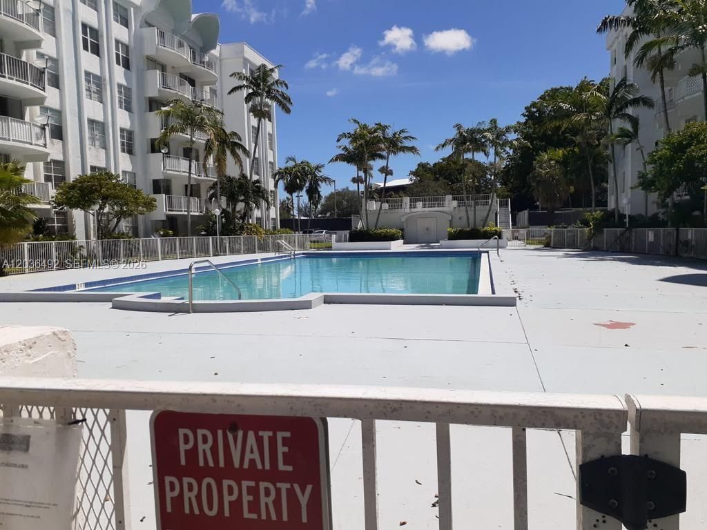 486 NW 165th St Rd, Unit B-103, Miami, FL 33169 Photo