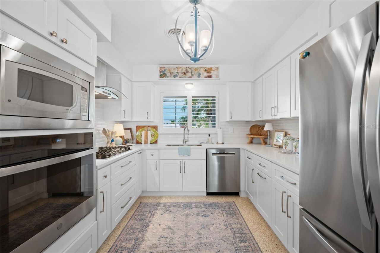560 79th Street S, Saint Petersburg, FL 33707 Photo