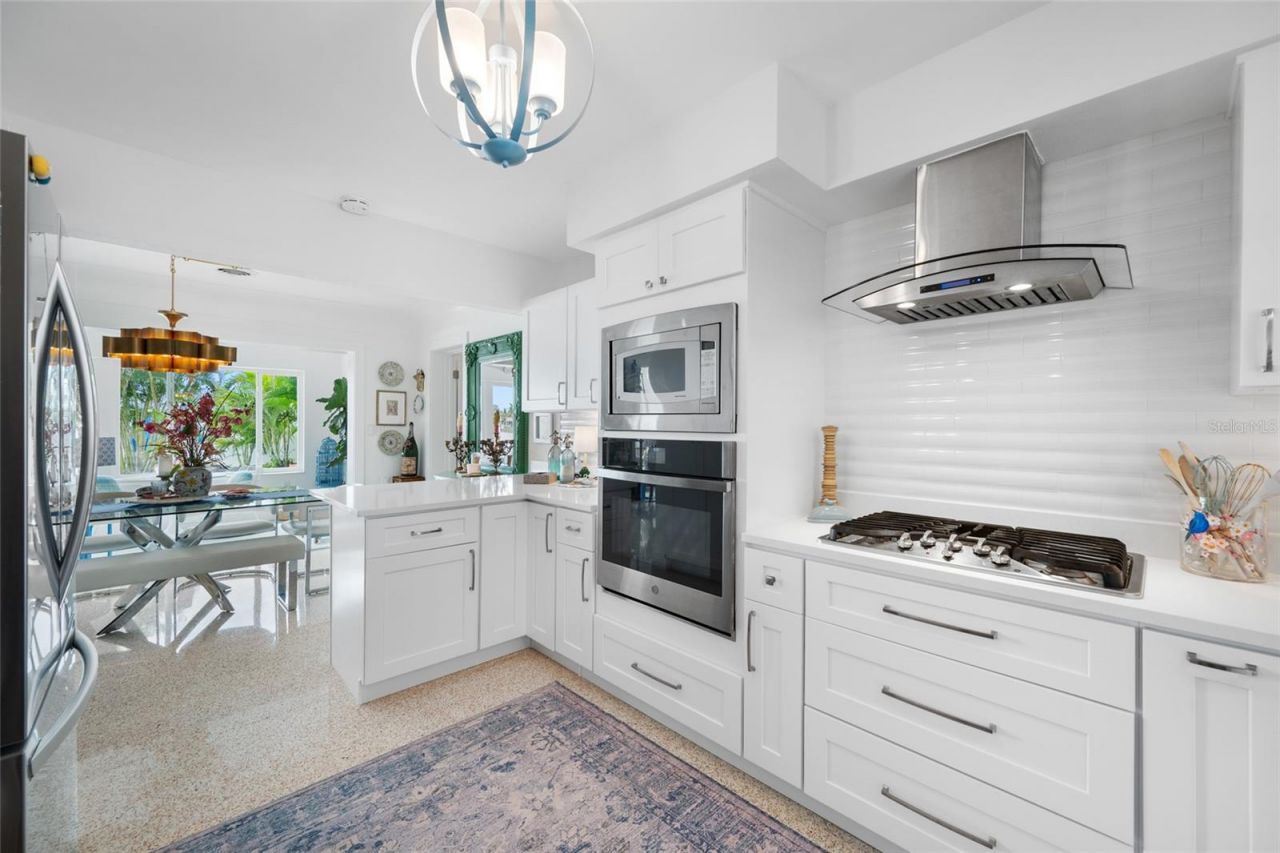 560 79th Street S, Saint Petersburg, FL 33707 Photo