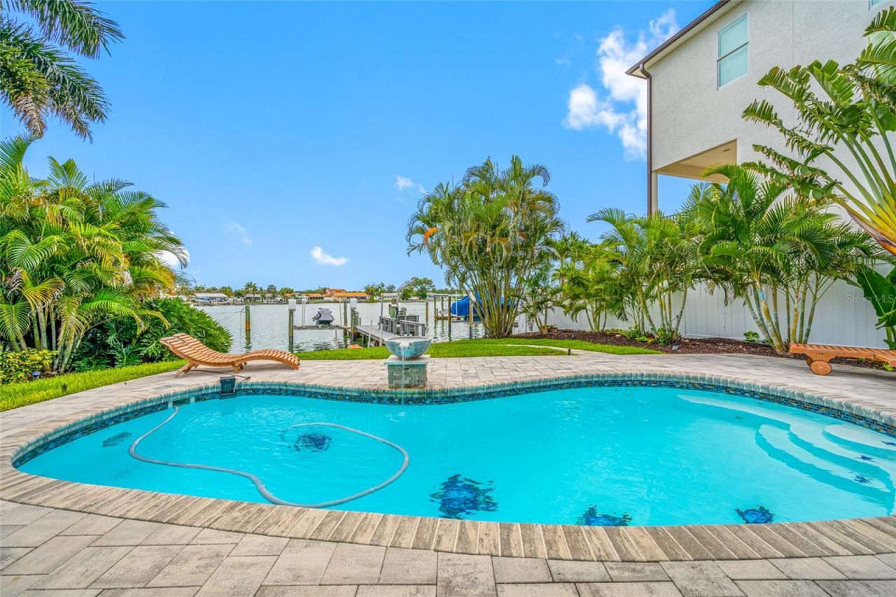 560 79th Street S, Saint Petersburg, FL 33707 Photo