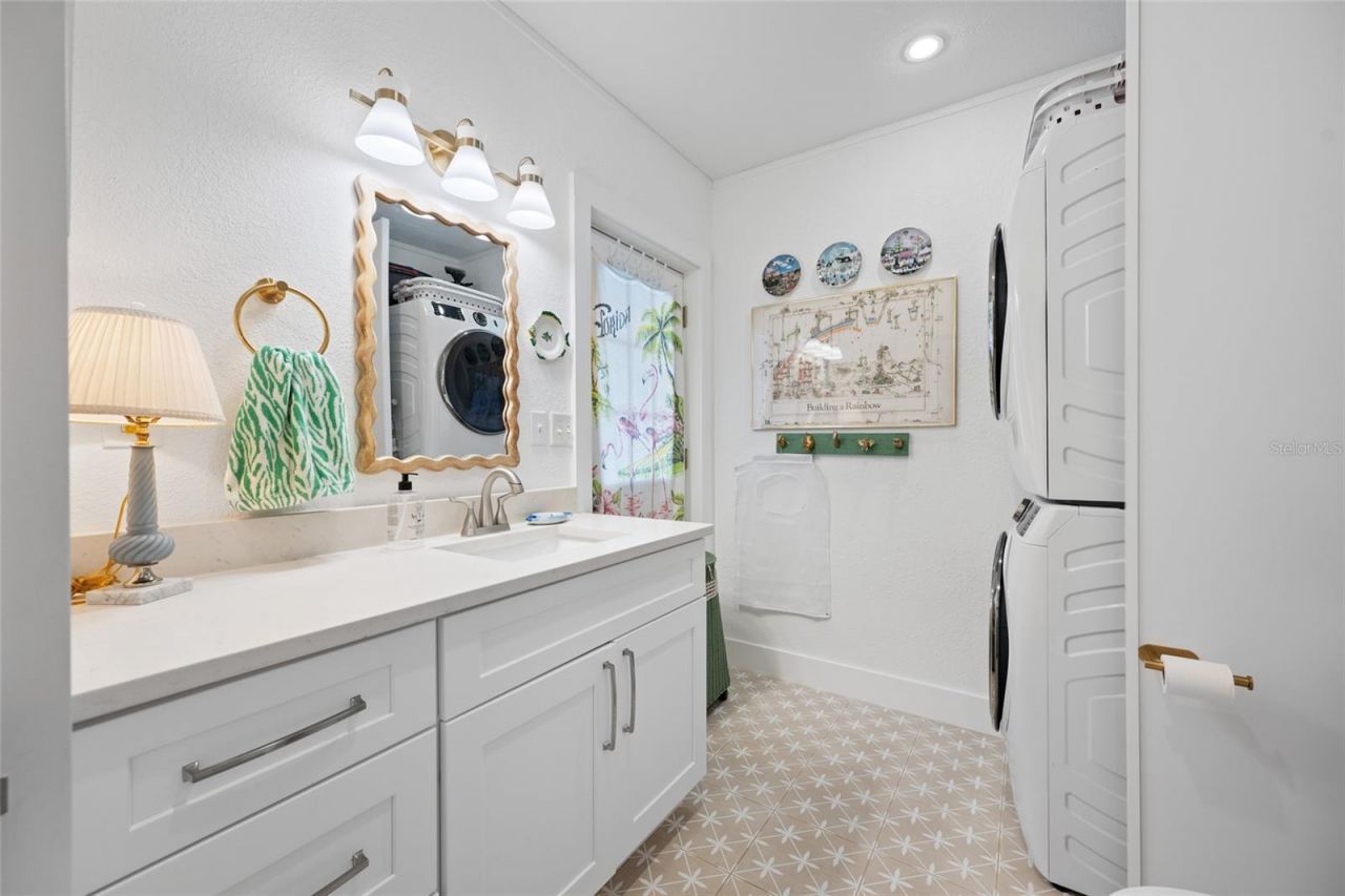 560 79th Street S, Saint Petersburg, FL 33707 Photo