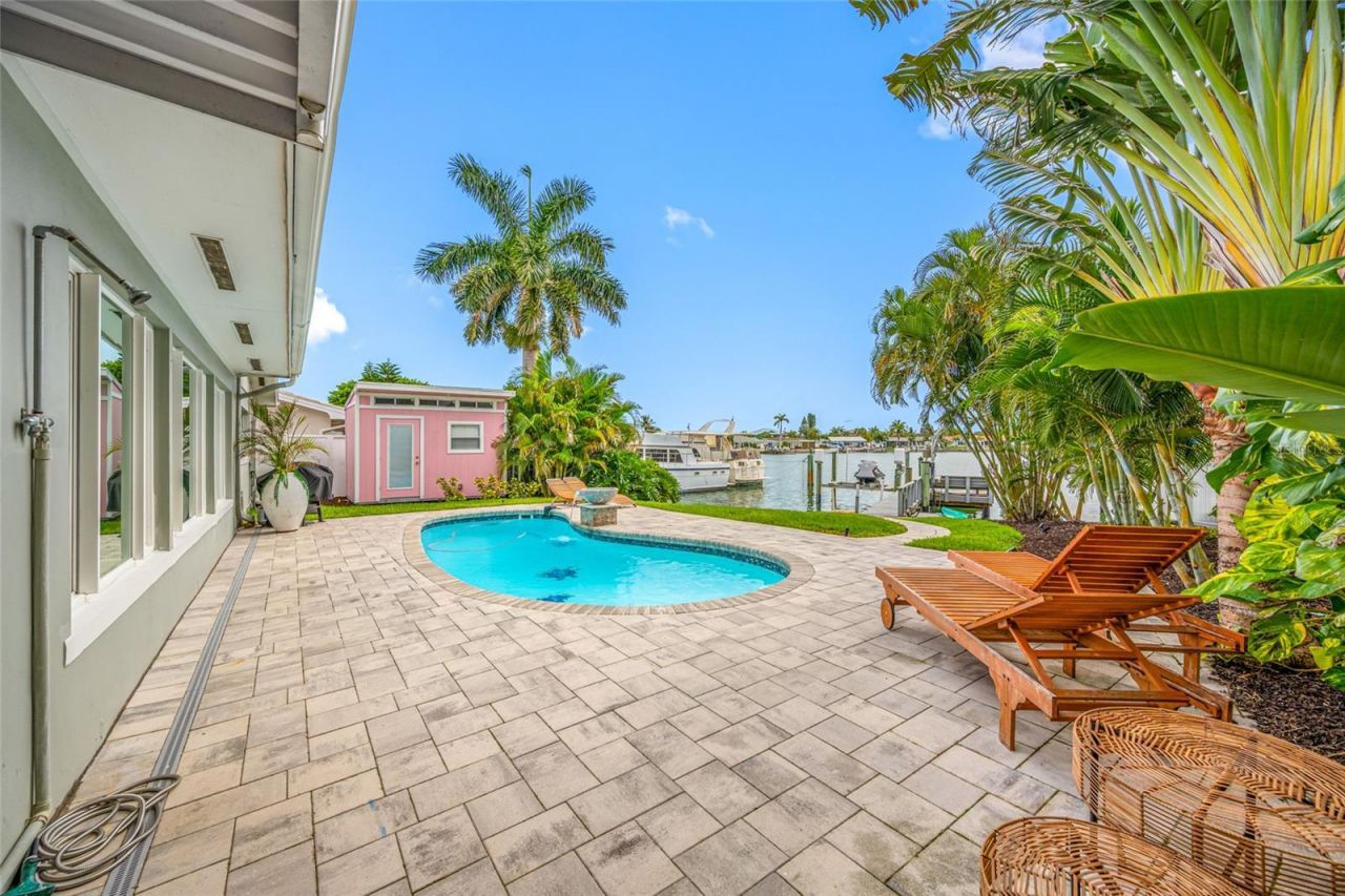 560 79th Street S, Saint Petersburg, FL 33707 Photo