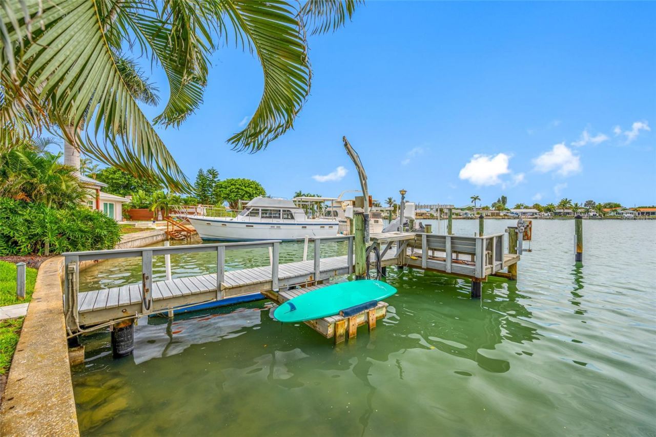 560 79th Street S, Saint Petersburg, FL 33707 Photo