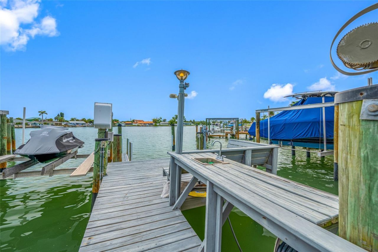560 79th Street S, Saint Petersburg, FL 33707 Photo