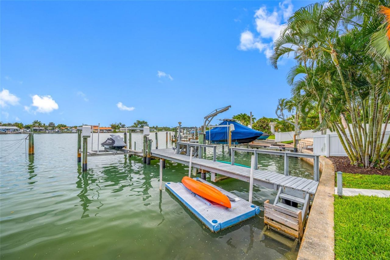 560 79th Street S, Saint Petersburg, FL 33707 Photo