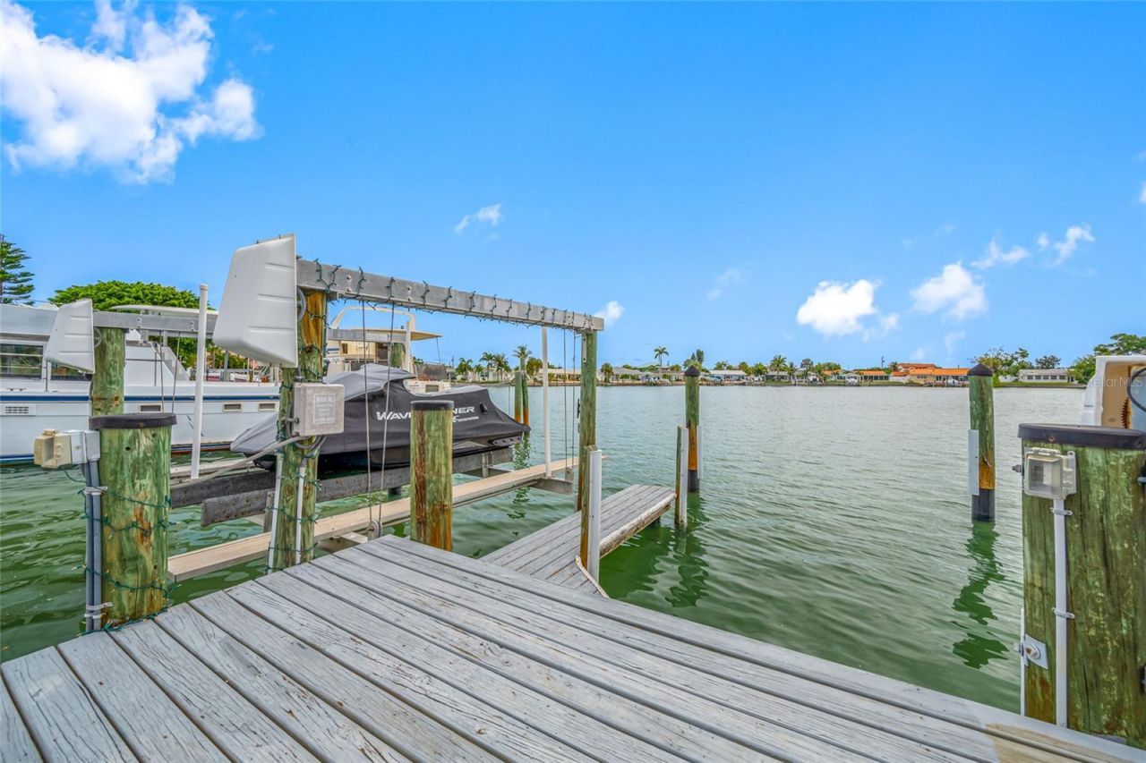 560 79th Street S, Saint Petersburg, FL 33707 Photo