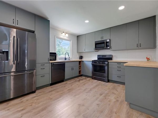 8929 Grandview Drive, Overland Park, KS 66212