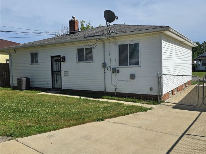 16811 Priebe Avenue, Cleveland, OH 44128 Photo 2
