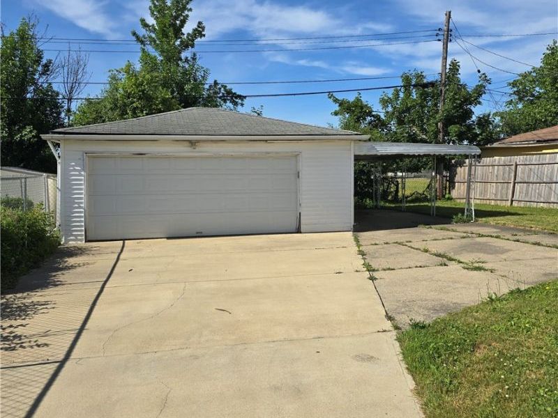 16811 Priebe Avenue, Cleveland, OH 44128 Photo 3