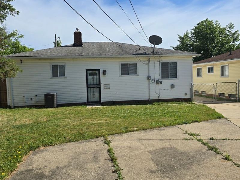 16811 Priebe Avenue, Cleveland, OH 44128 Photo 6