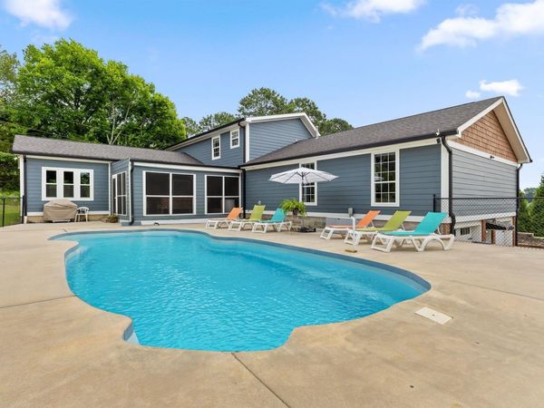 9853 Hixson Pike, Soddy Daisy, TN 37379