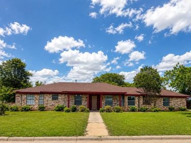 2401 Stephen Lee Drive, Fort Worth, TX 76119