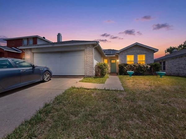 212 Crystalwood Drive, Mesquite, TX 75149