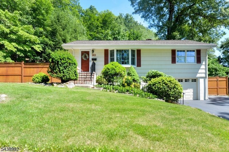 30 Knolls Rd, Bloomingdale, NJ 07403 Main Photo