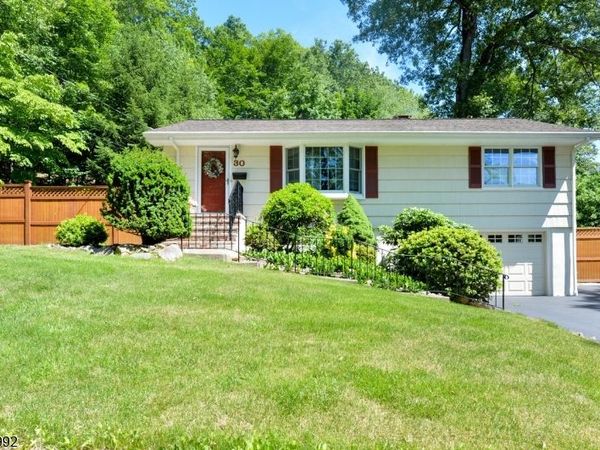 30 Knolls Rd, Bloomingdale, NJ 07403