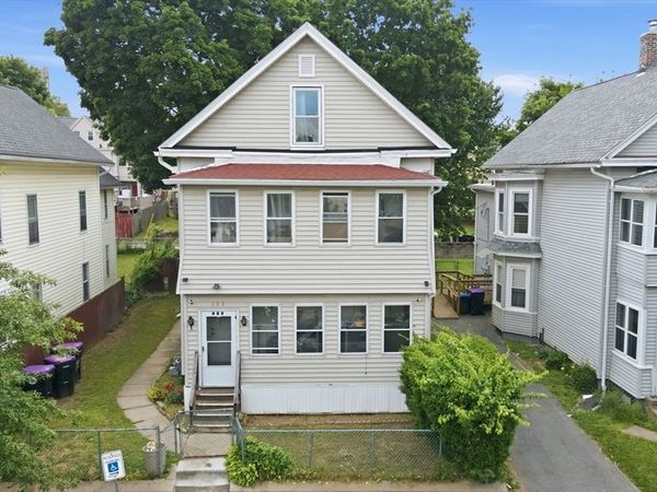 133 Oak St, Holyoke, MA 01040