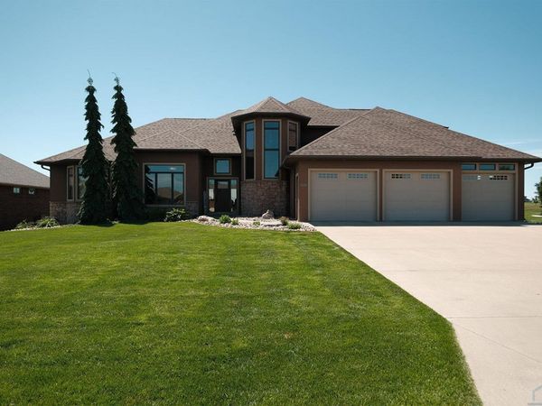995 Colonial Street, Sioux Center, IA 51250