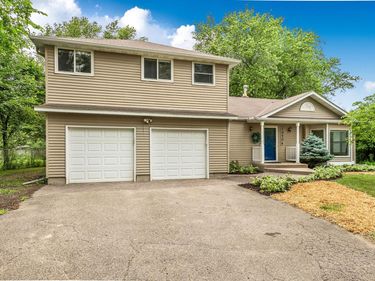 10206 Lakeview Drive W, Minnetonka, MN 55305