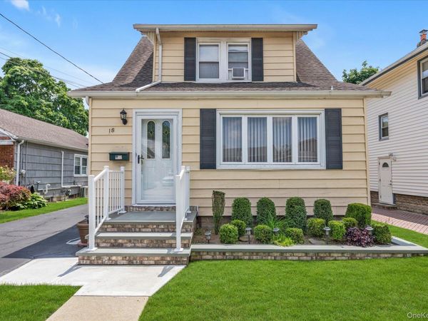 18 W Melrose Street , Valley Stream, NY 11580
