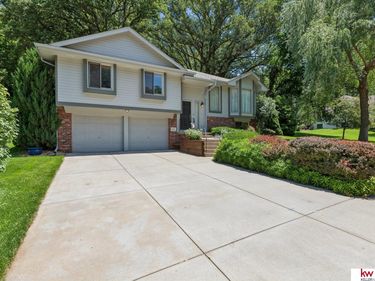 105 W Martin Drive, Bellevue, NE 68006