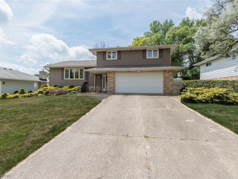 2207 Jacqueline Drive, Parma, OH 44134 Photo 2