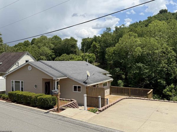 315 Thomas Avenue, Nutter Fort, WV 26301