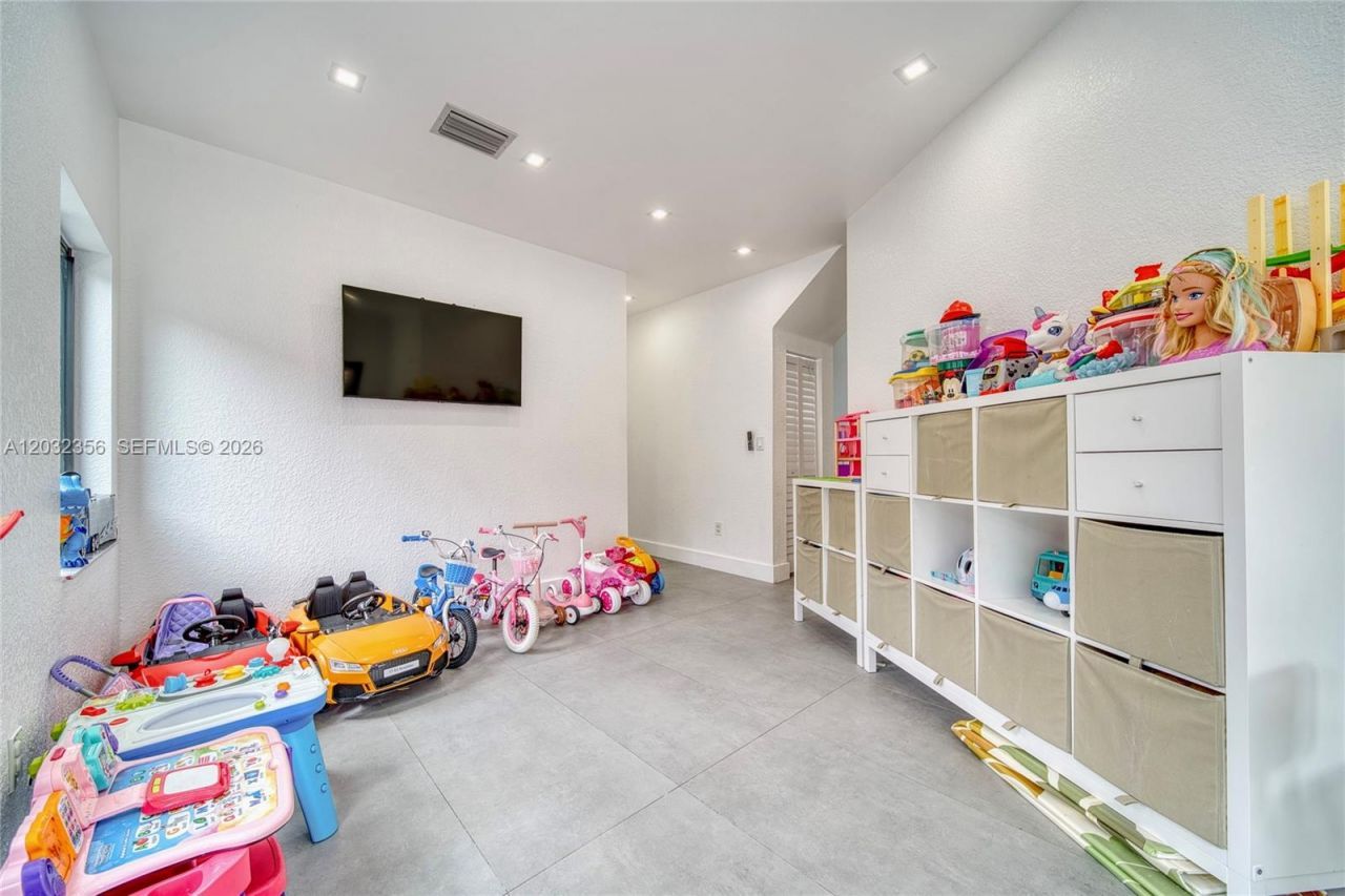 7963 NW 195th Ter , Hialeah, FL 33015 Photo