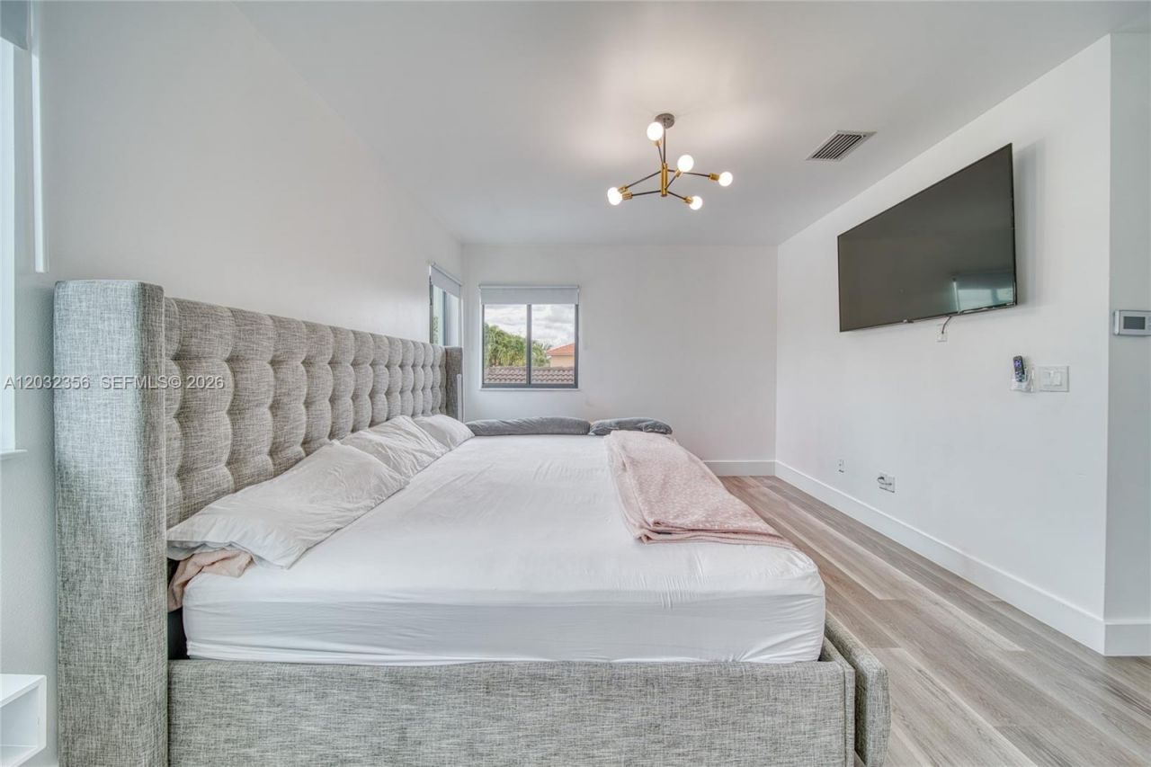 7963 NW 195th Ter , Hialeah, FL 33015 Photo
