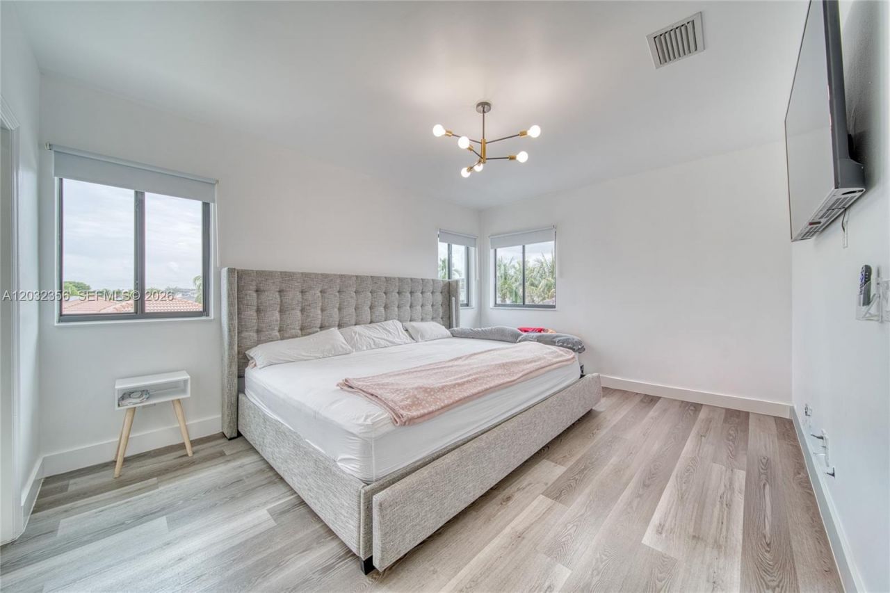 7963 NW 195th Ter , Hialeah, FL 33015 Photo